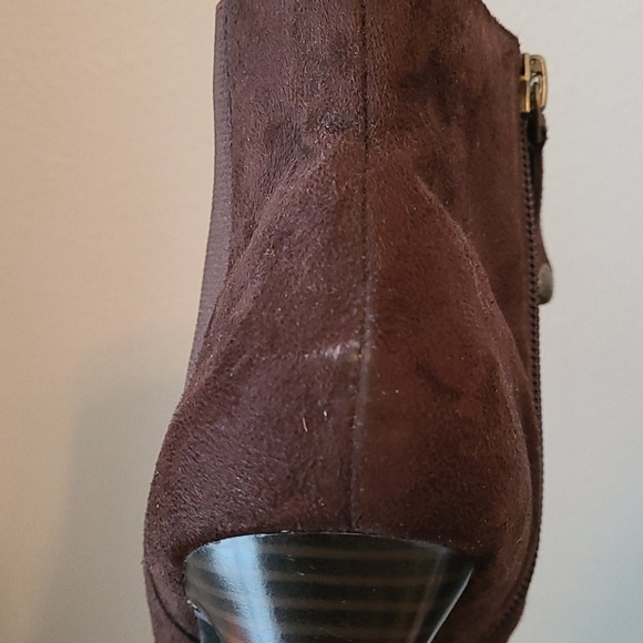 Isaac Mizrahi Brown Samantha Bootie - Picture 4 of 9